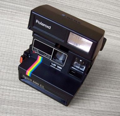 POLAROID 80s STYLE CAMERA KIT  CON 2 PELL. PZZ993         **